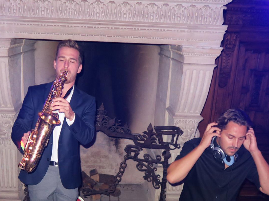 Main image for gallery Dj und Saxophonist