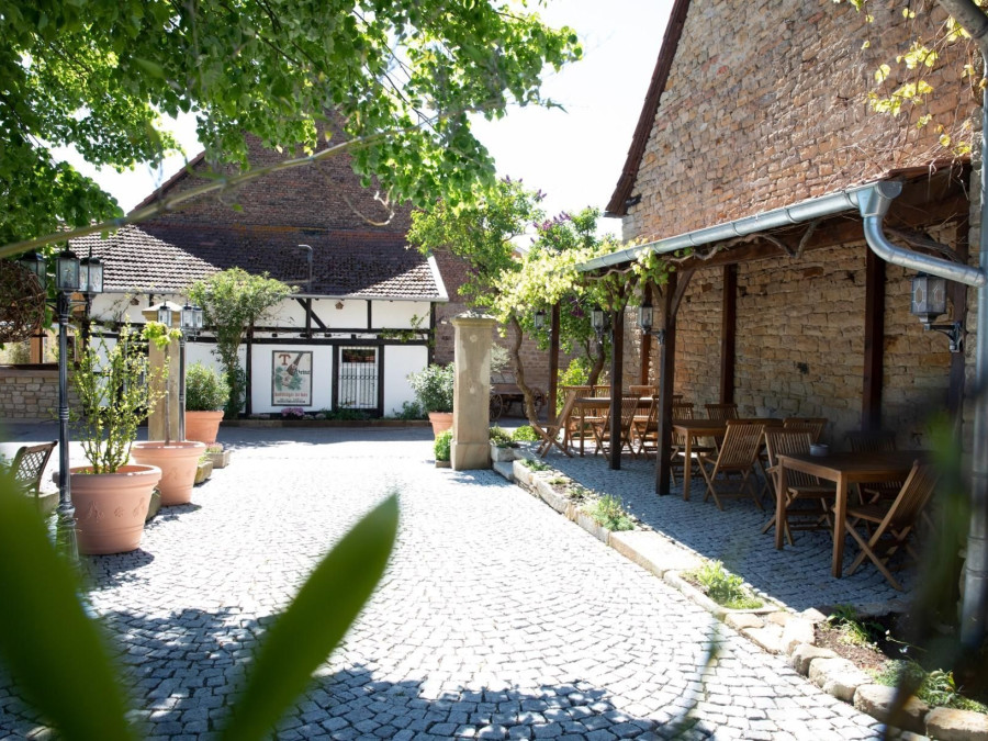 Main image for gallery Hier feiert man drinnen und draußen.