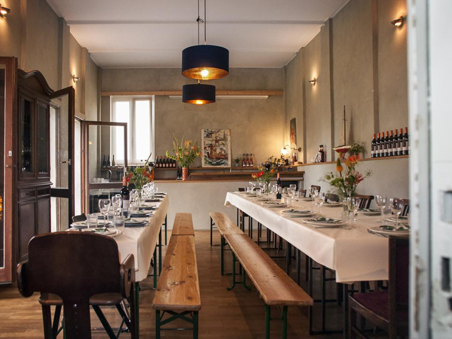 Main image for gallery Studioraum mit Festtafel