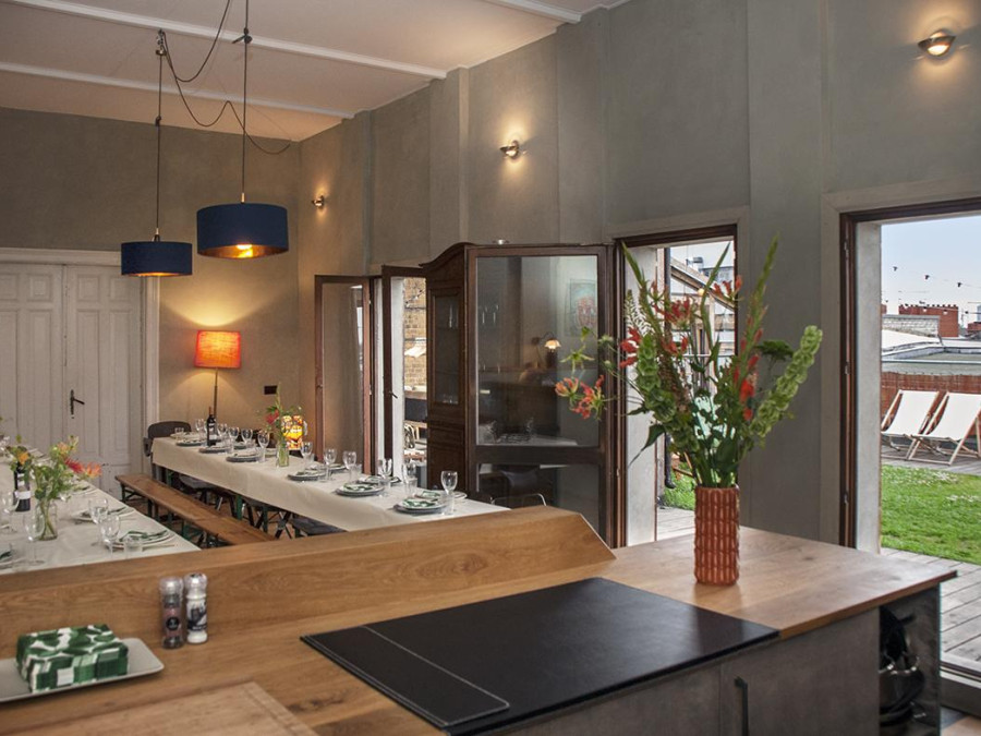 Main image for gallery Studioraum mit Festtafel
