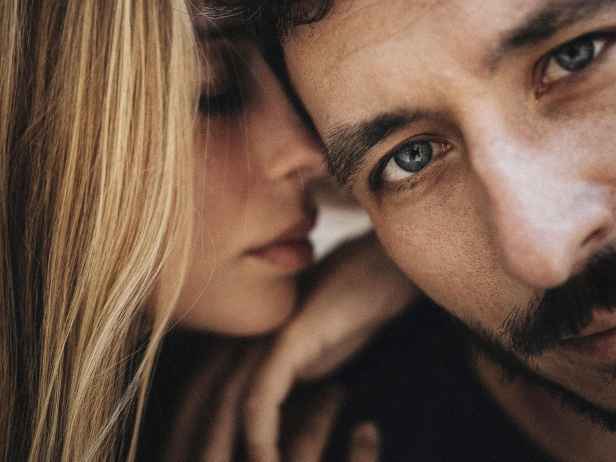 Main image for gallery Intimate Couple