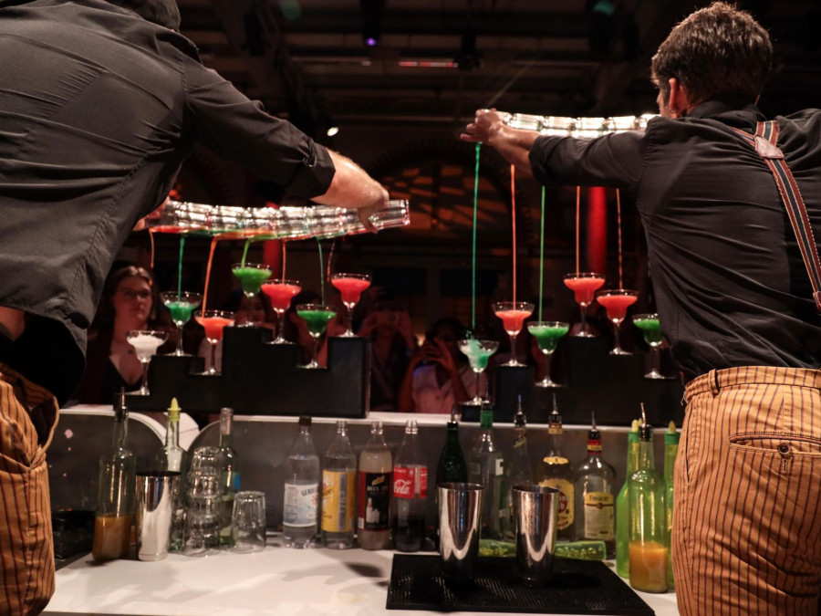 Main image for gallery Cocktailshows & Entertainment