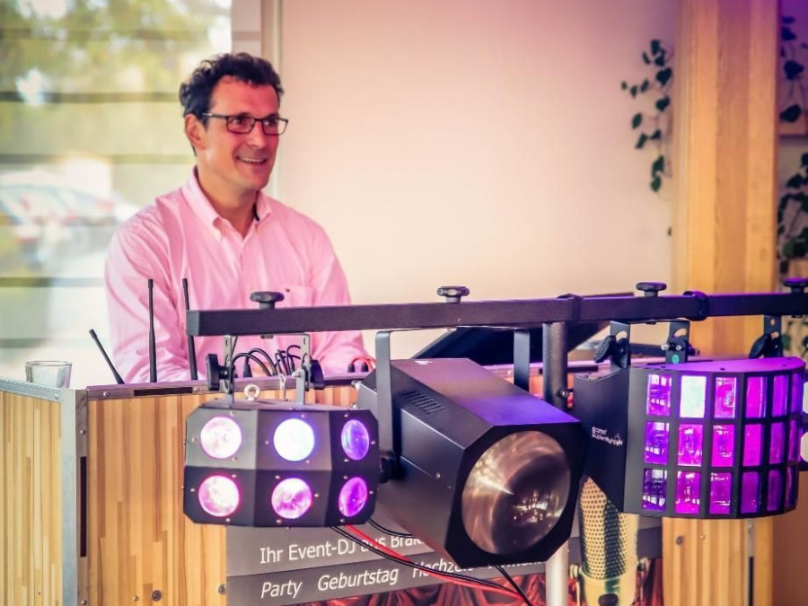 Main image for gallery DJ Olli - Ihr Event-DJ aus Brake