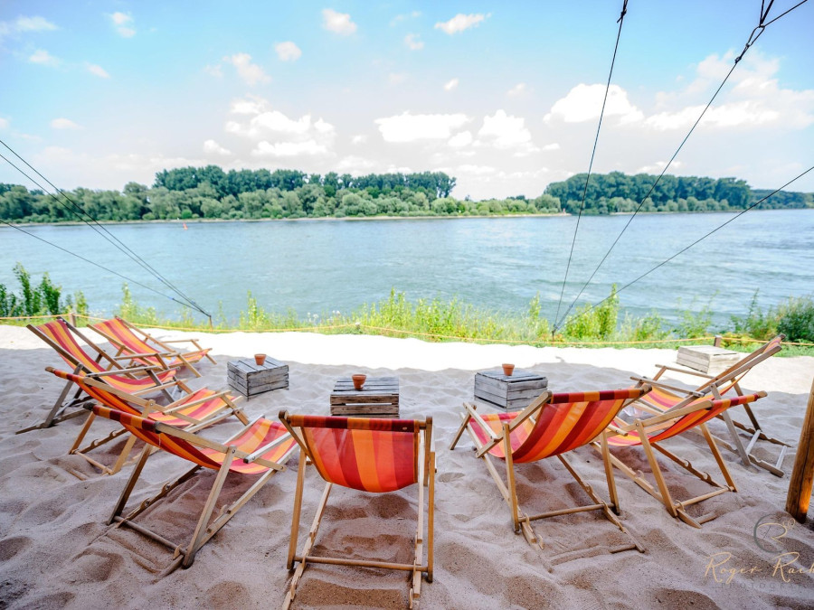 Main image for gallery Feiern mit den Füßen im Sand