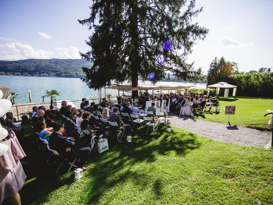 Main image for gallery kirchliche Trauung im Garten am See