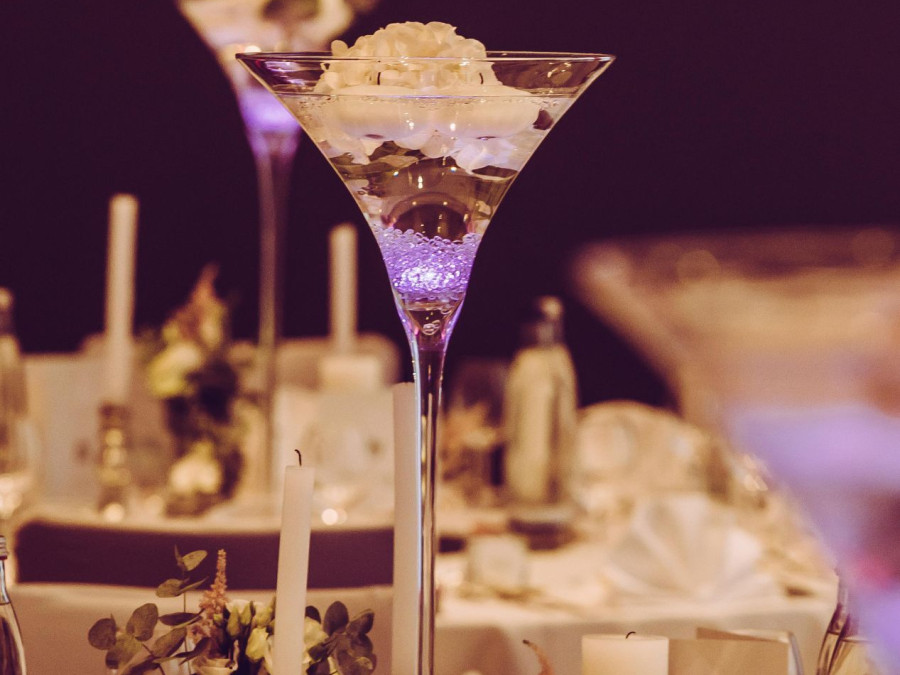 Main image for gallery Elegante Hochzeitsdekoration in mint – rosé – rauchgrün im H4 Hotel in Kassel