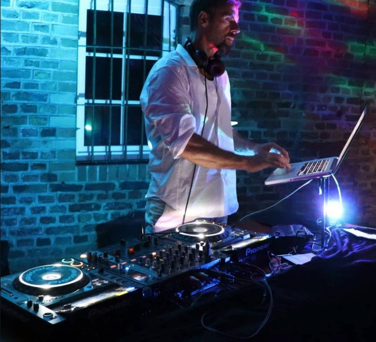 Main image for gallery DJ Hochzeit im Garten