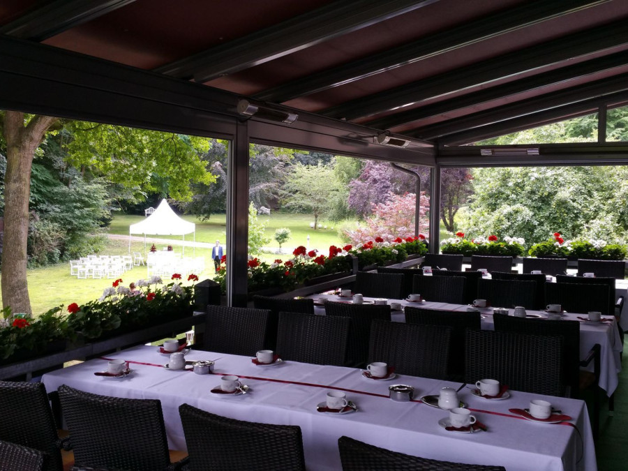 Main image for gallery Hochzeitskaffee mit Blick in den Park