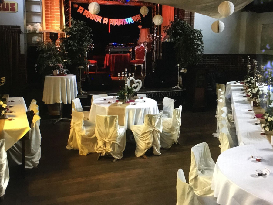 Main image for gallery im Saal mit Platz zum Tanzen
