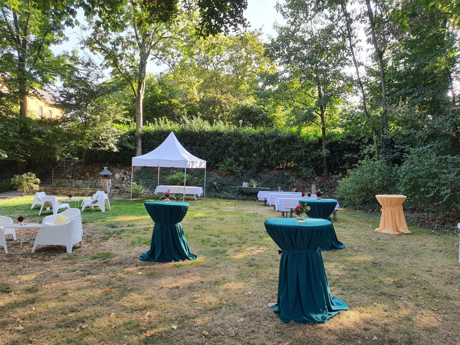 Main image for gallery Sektempfang und Kaffee & Kuchen im Park