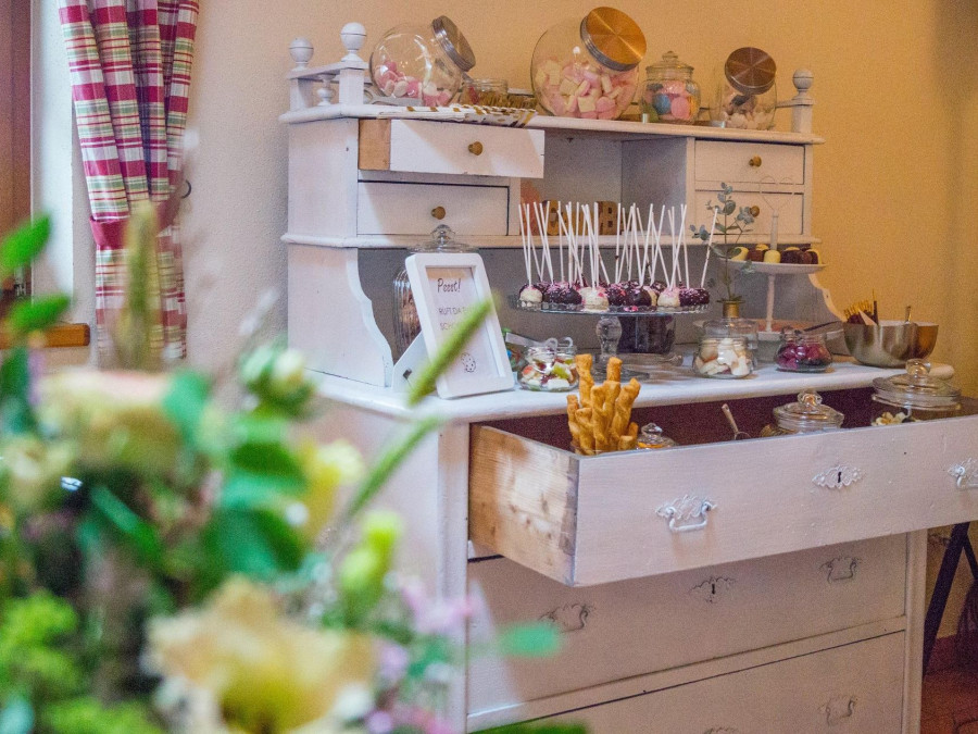Main image for gallery Candy Bar