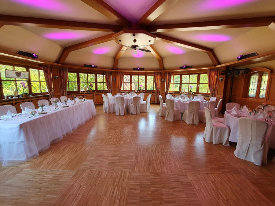 Main image for gallery Hochzeitssaal mit runden Tischen