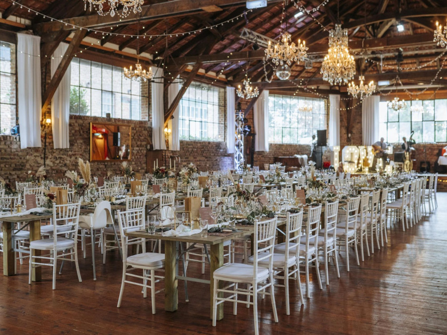 Main image for gallery Romantische Septemberhochzeit in 2020 auf einer Wasserburg