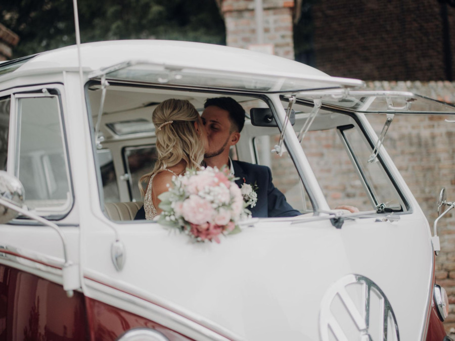 Main image for gallery Svenja & Marcel smooching at the split windows