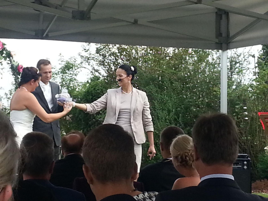 Main image for gallery Svenja beim Sandritual mit dem Brautpaar
