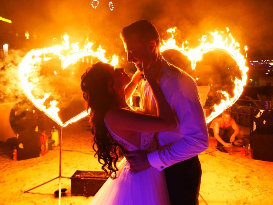 Main image for gallery Flammenherzen in der Show