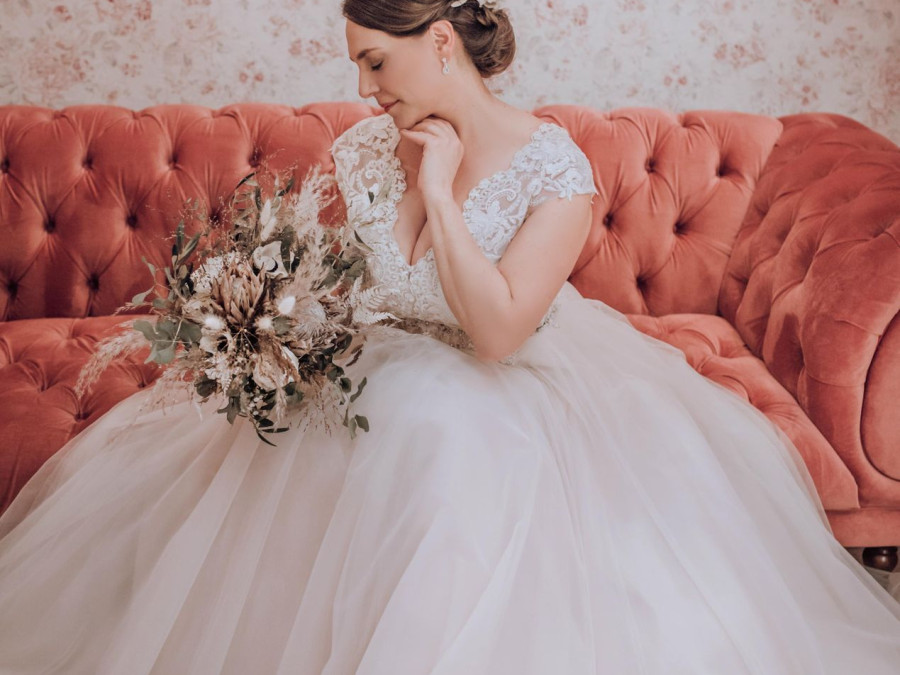 Main image for gallery Brautkleid für Curvys aus der Kollektion von Linie 8, Ramona Stadler | Credit: Linie 8
