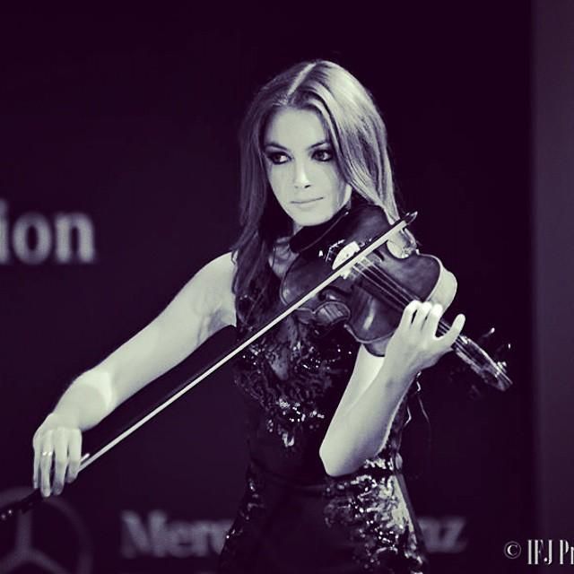 Main image for gallery Wunschsongs live zur Trauung mit Violine