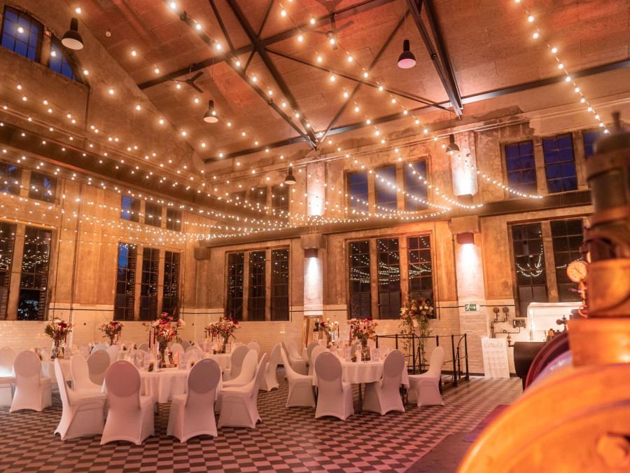 Main image for gallery By night!