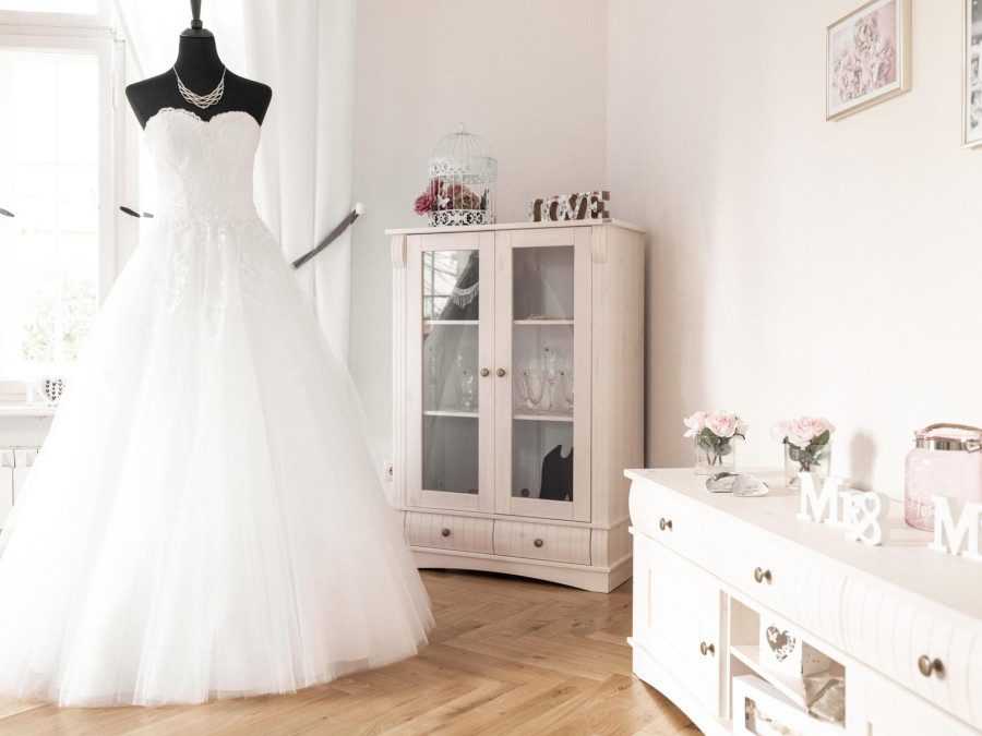 Main image for gallery Vorstellung von unserem Geschäft "Robe de mariée"