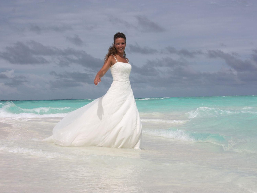 Main image for gallery Strahlende Braut am karibischen Strand