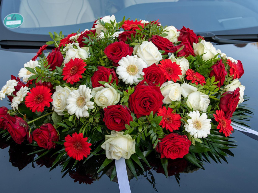 Main image for gallery Blumenschmuck auf dem Brautwagen