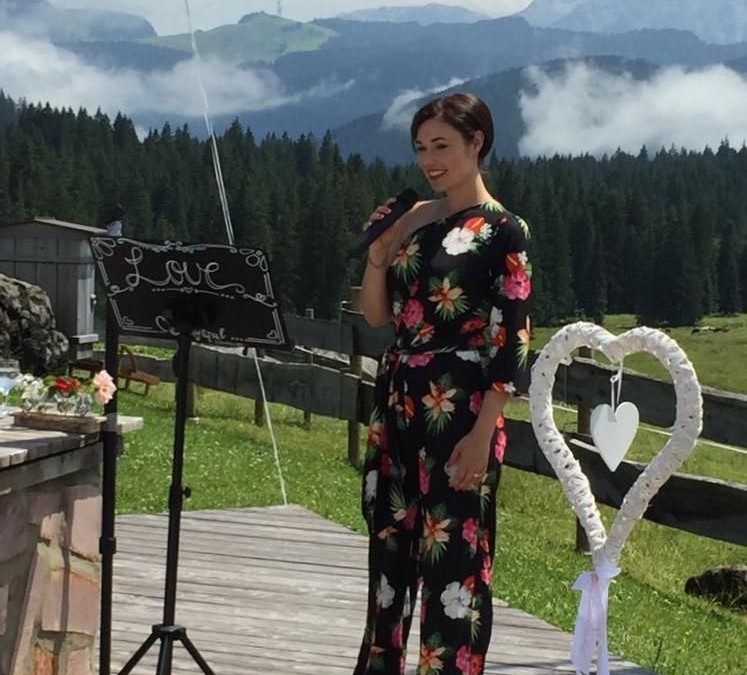 Main image for gallery Freie Trauung mit Live Gesang in den Bergen