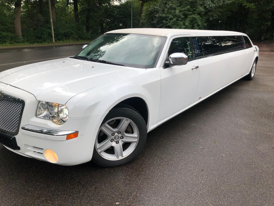 Main image for gallery Weiße Chrysler Stretchlimousine für ganz NRW mieten