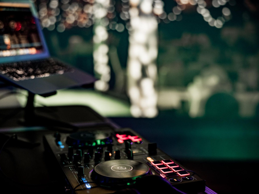 Main image for gallery DJ Hendrik