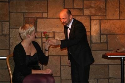 Main image for gallery Ein Gentlemanmagier weiß, wie Rosen erfreuen.