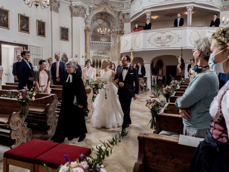 Main image for gallery Hochzeitsreportage und Brautstyling auf Hofgut Sickershofen