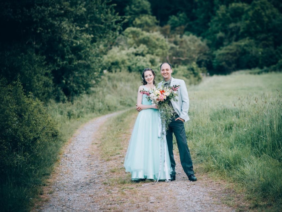 Main image for gallery Kristina und Max im Apfelbaumfeld
