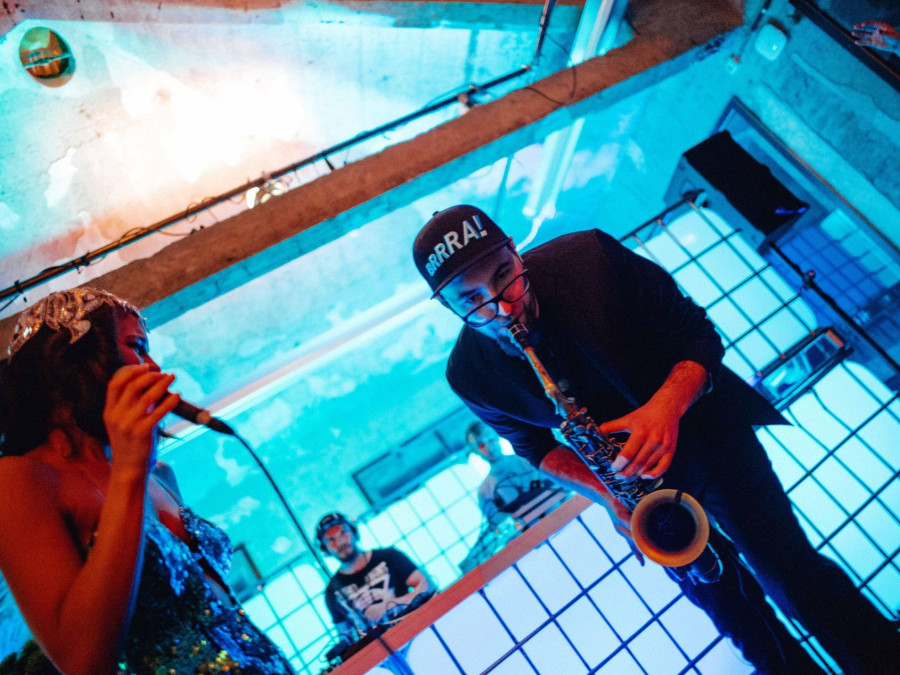 Main image for gallery DJ und Live Bands