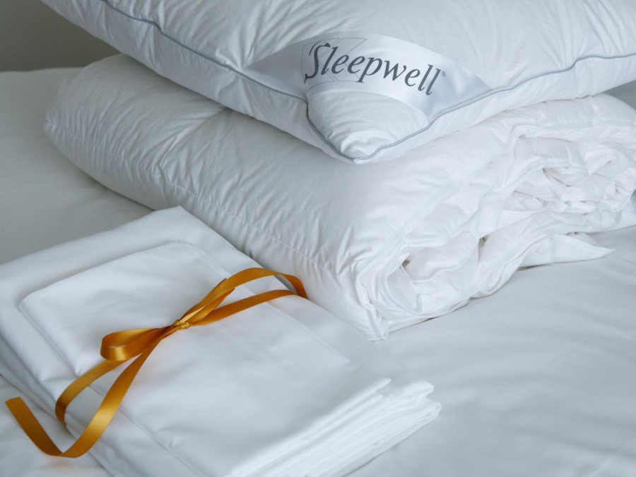 Main image for gallery Premium Bündel - Satin Bettwäsche Set + kuschelige Daunendecke + Daunenkissen