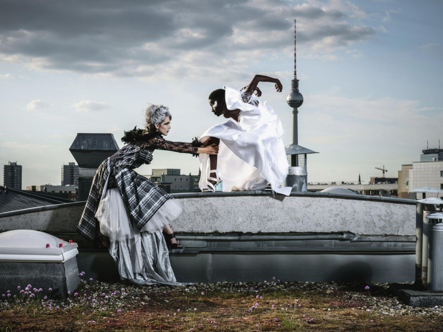 Main image for gallery Wellen-Brautkleid Aphrodite & Seidenfederkleid Ceps