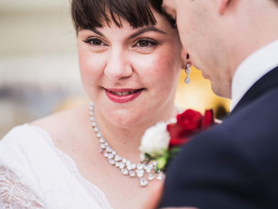 Main image for gallery Braut-Make-Up+ Hochsteckfrisur
