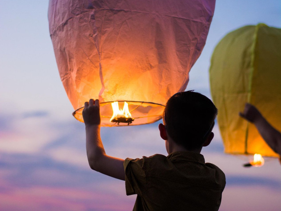 Main image for gallery Ballons steigen lassen