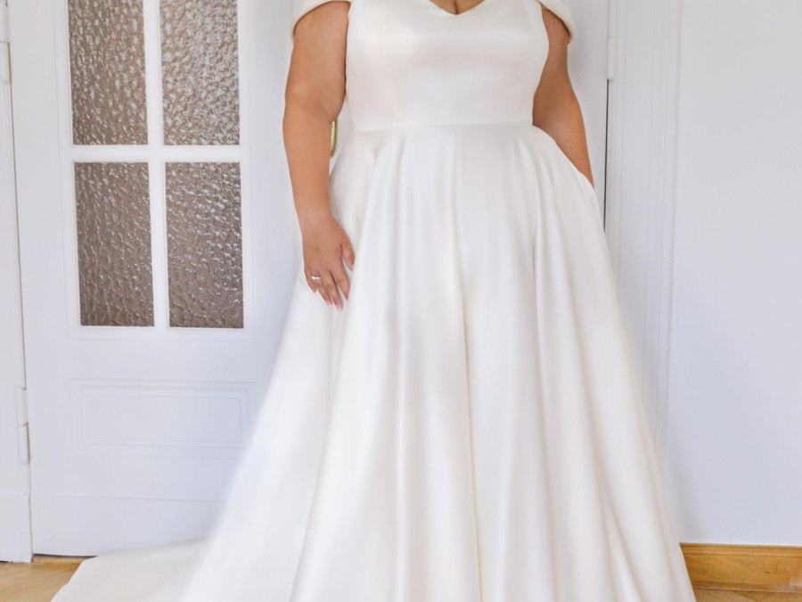 Main image for gallery Curvy Btautmode von Atelier Jana Paulin