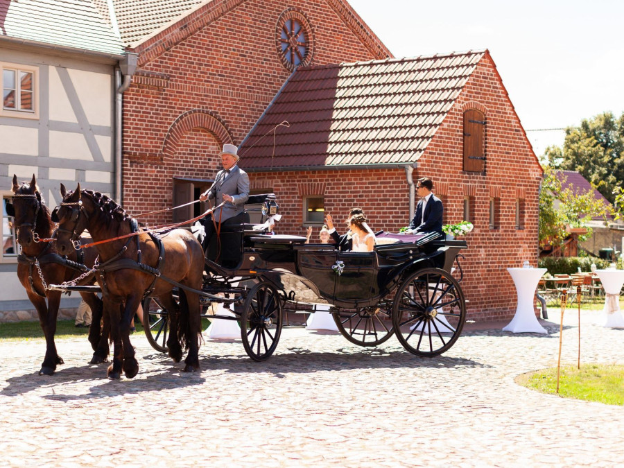 Main image for gallery Hochzeitskutschfahrten