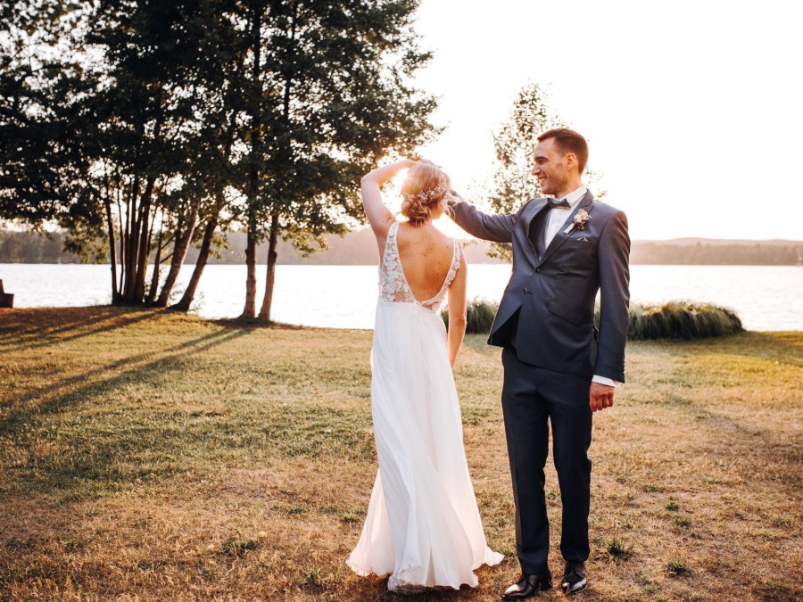 Main image for gallery Sommerhochzeit mit Fotos im Abendlicht