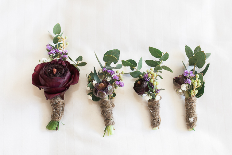 Boutonniere für den Braeutigam und seine Trauzeugen