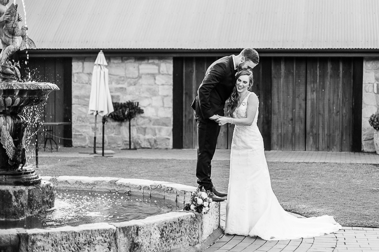 Couple Shot Ehemann und Ehefrau am Brunnen