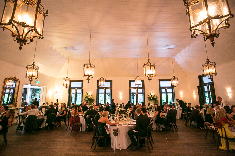 Hochzeitslocation drinnen Dinnerbestuhlung mit Gaesten