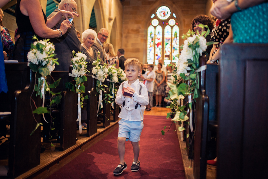 Sohn des Brautpaares bringt die Ringe zum Altar