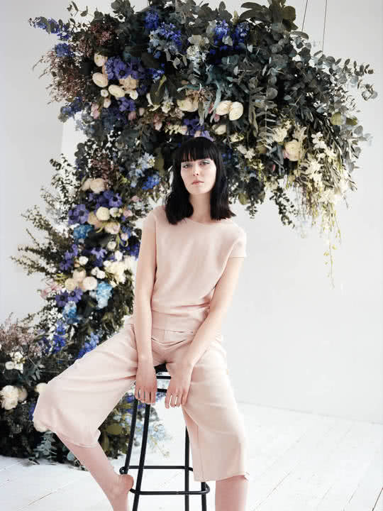 Frau unter Blumen von On Cloud Bloom