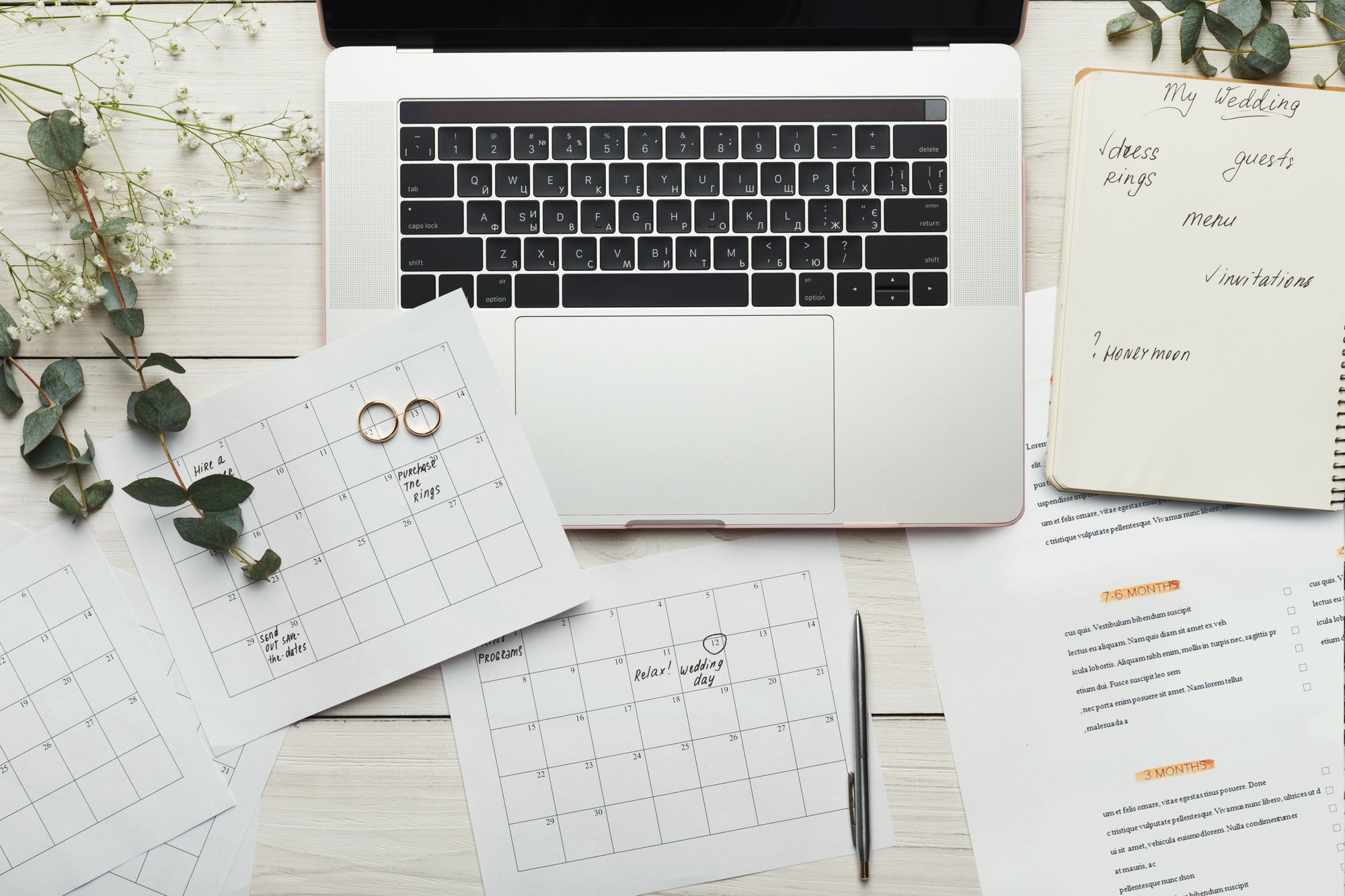 Planung der Hochzeit am Laptop und Kalender