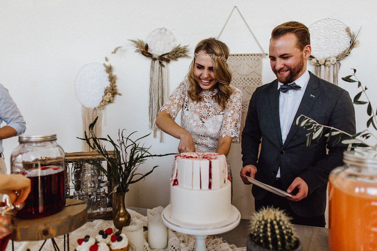 Anschnitt der Hochzeitstorte, das Brautpaar schneidet die Torte an