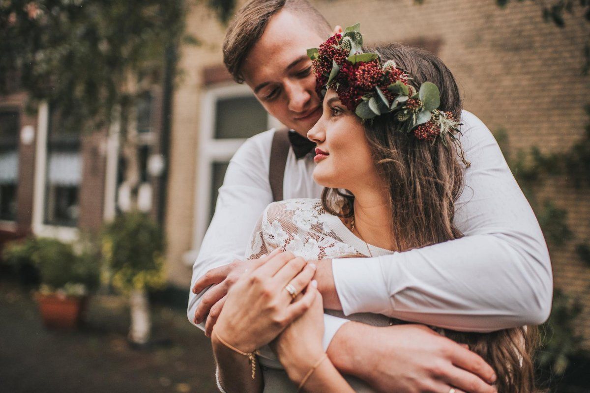 Brautpaar beim Fotoshooting im Ablauf der Hochzeit