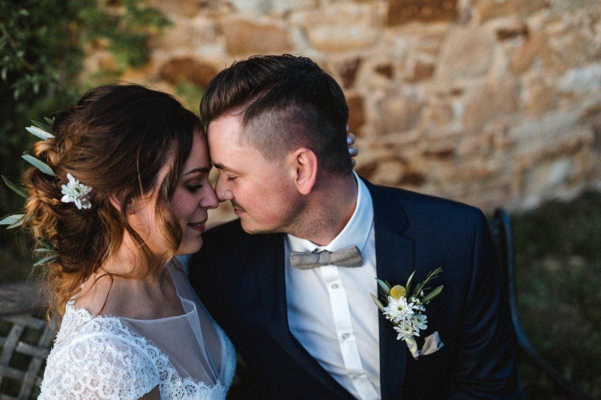 Hochzeitspaar umarmt sich voller Liebe am Hochzeitstag