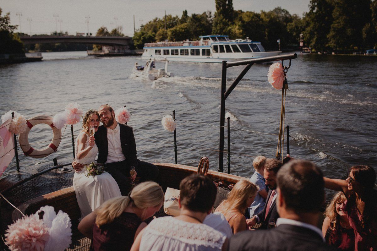 Gesellschaft auf einem Schiff zur Hochzeit